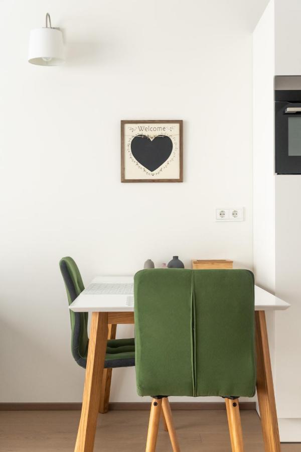 Quiet And Cozy Apartment Next To Mariahilfer Strasse And Naschmarkt With Ac, Minimum 30 Nights Vienna Esterno foto