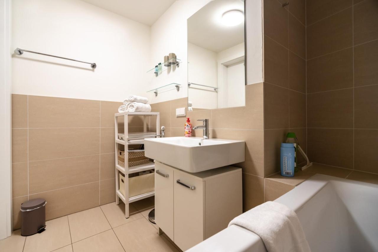 Quiet And Cozy Apartment Next To Mariahilfer Strasse And Naschmarkt With Ac, Minimum 30 Nights Vienna Esterno foto