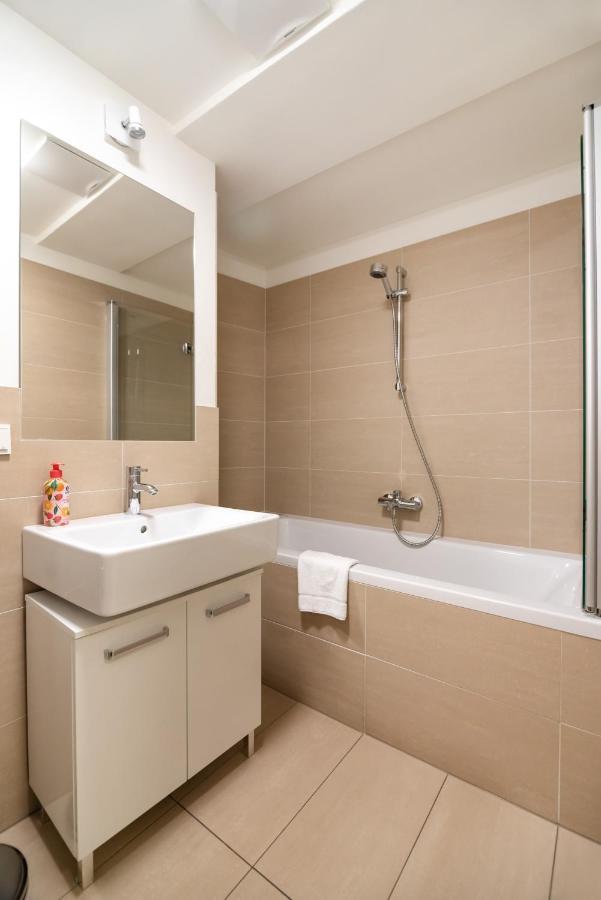 Quiet And Cozy Apartment Next To Mariahilfer Strasse And Naschmarkt With Ac, Minimum 30 Nights Vienna Esterno foto