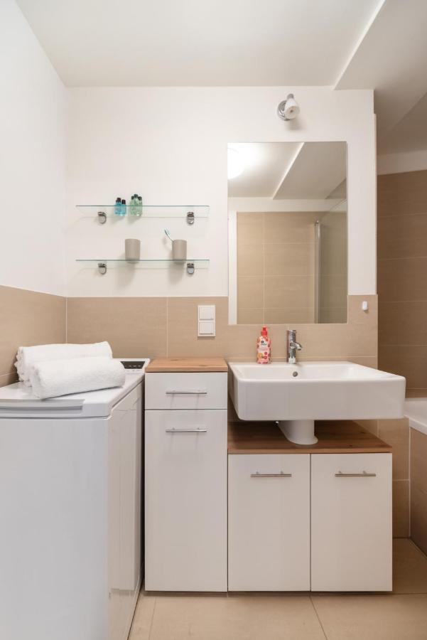 Quiet And Cozy Apartment Next To Mariahilfer Strasse And Naschmarkt With Ac, Minimum 30 Nights Vienna Esterno foto