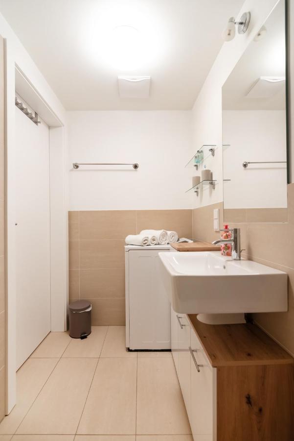 Quiet And Cozy Apartment Next To Mariahilfer Strasse And Naschmarkt With Ac, Minimum 30 Nights Vienna Esterno foto