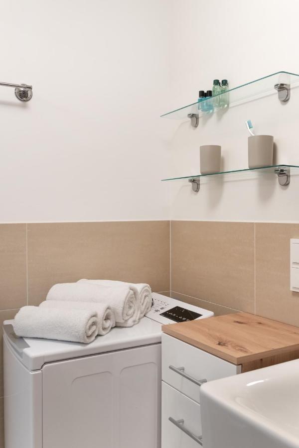 Quiet And Cozy Apartment Next To Mariahilfer Strasse And Naschmarkt With Ac, Minimum 30 Nights Vienna Esterno foto