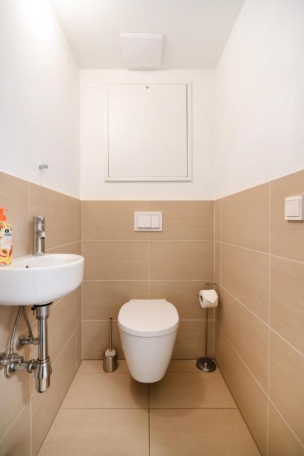 Quiet And Cozy Apartment Next To Mariahilfer Strasse And Naschmarkt With Ac, Minimum 30 Nights Vienna Esterno foto