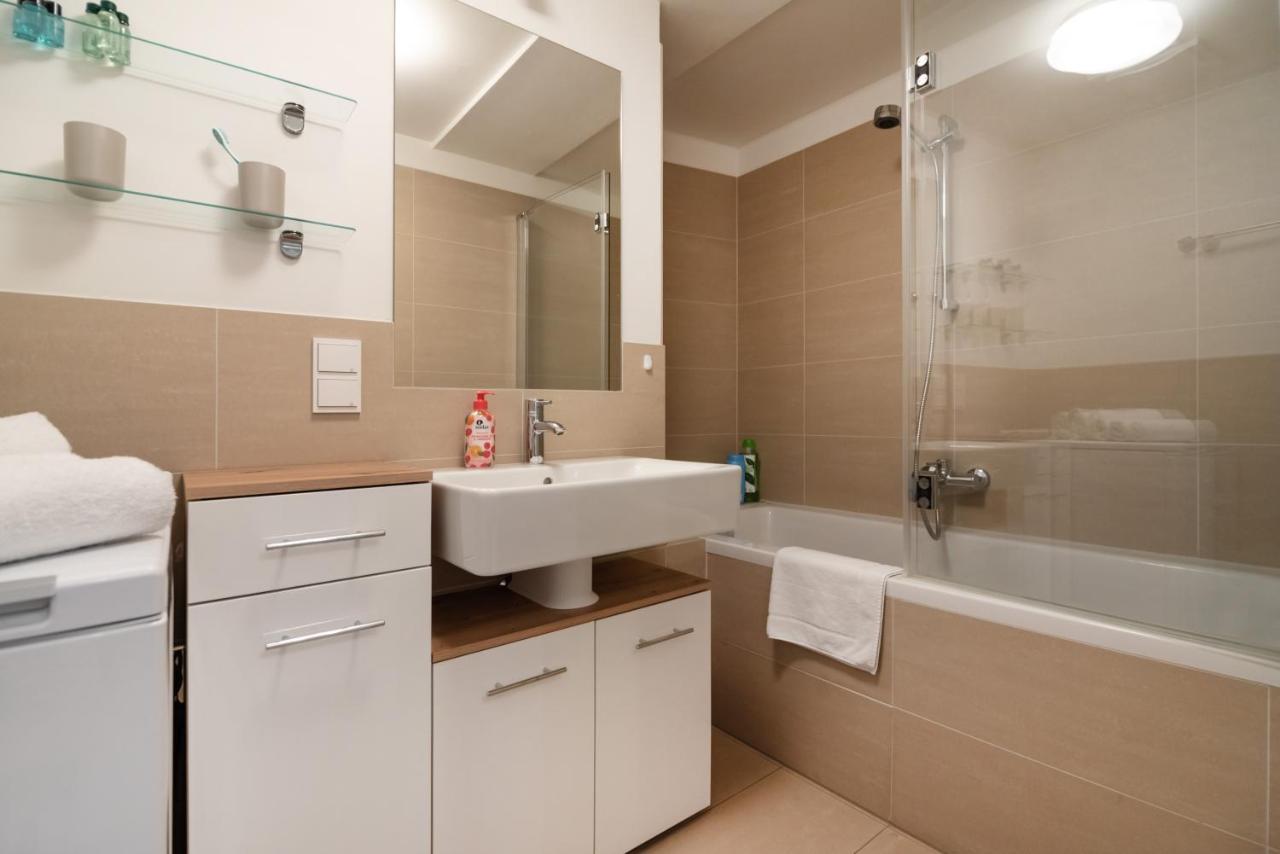 Quiet And Cozy Apartment Next To Mariahilfer Strasse And Naschmarkt With Ac, Minimum 30 Nights Vienna Esterno foto
